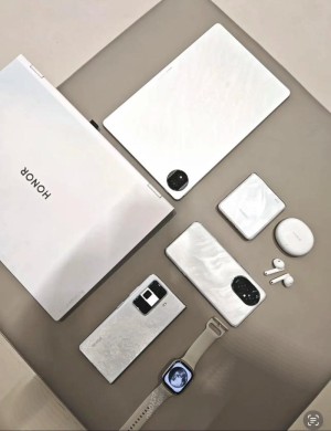 荣耀新品全家福真机实拍！全球最轻薄折叠屏、平板、笔记本等全家桶来了