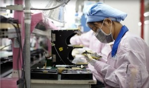 苹果美工程师长途辅导我国搭档拼装iPhone12原型机