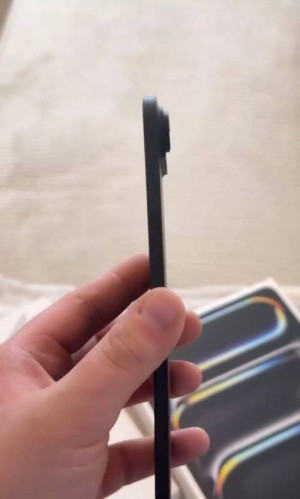 iPhone 17 Air最新机模上手：苹果史上最薄手机 无SIM卡槽