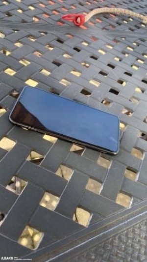 疑似iPhone12Pro真机谍照曝光无刘海全面屏要实锤