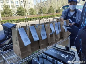 瑞幸供认财政造假后的24小时门店排队APP宕机神州租车停牌