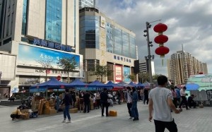 深圳华强北特殊复工摆起路边摊电子市场开卖防疫物品