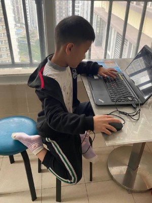 孩子家里上网课!武汉中老年人预定下楼较活跃(视频)
