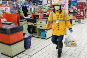 平常送快递现在送救命药疫情下大国有小哥